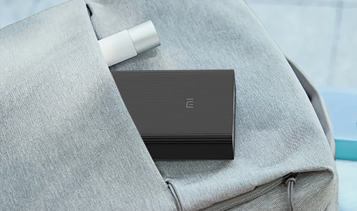 XiaomiのPower Bank 30000mAhがポケットに入った写真